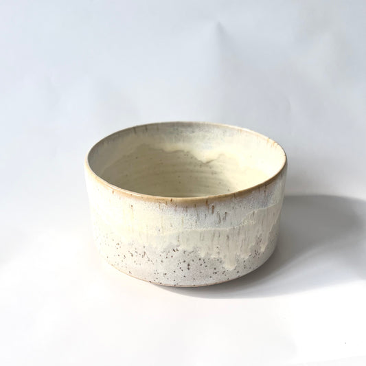 Klassisk skål med løbeglasur, perfekt til det nordiske køkken