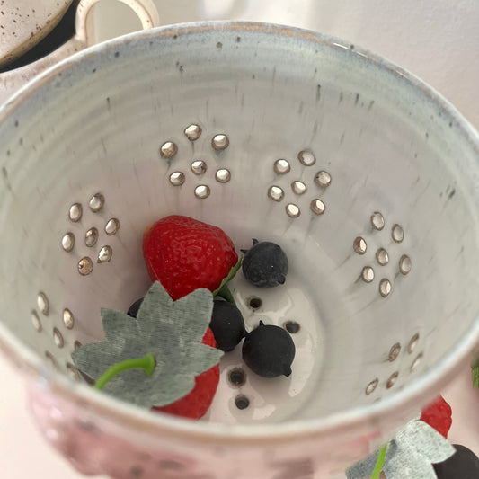 Dørslag i keramik, praktisk størrelse til lige at skylle under vandhanen