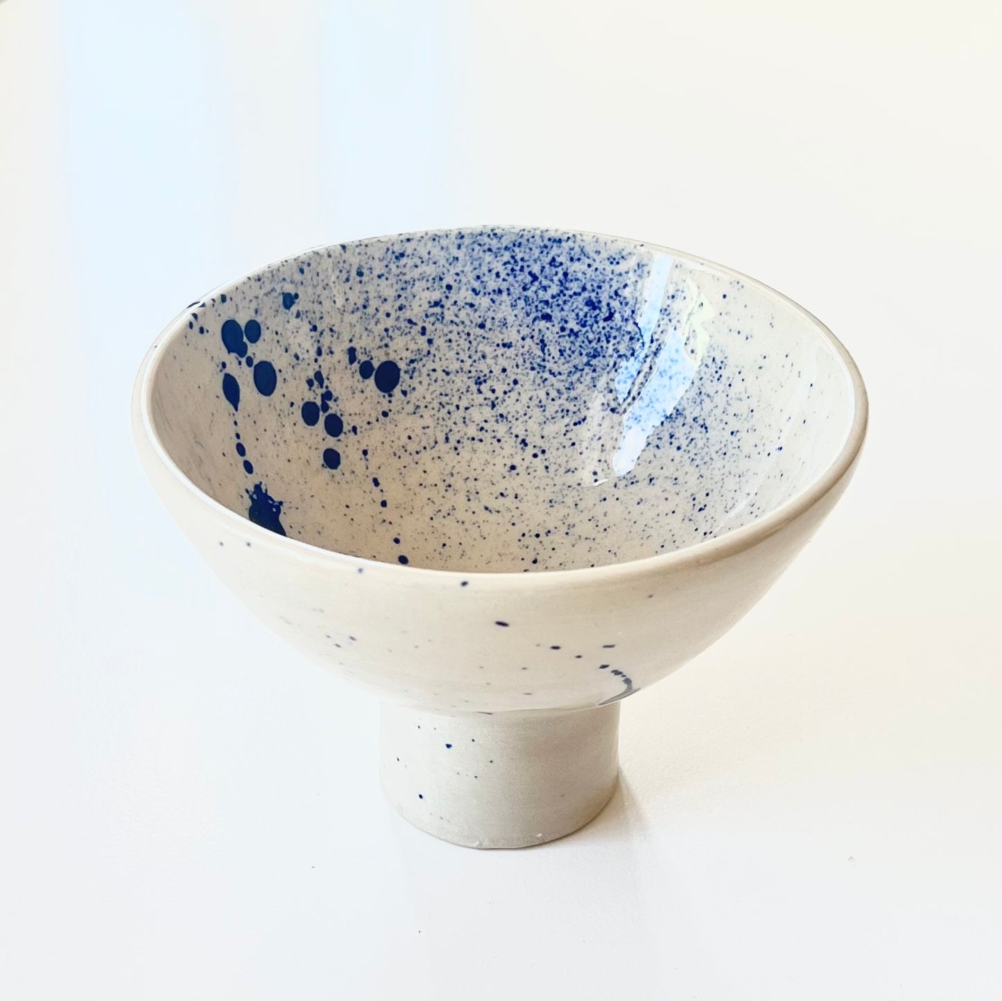 Blå glasureffekt på smuk skål med opsats.