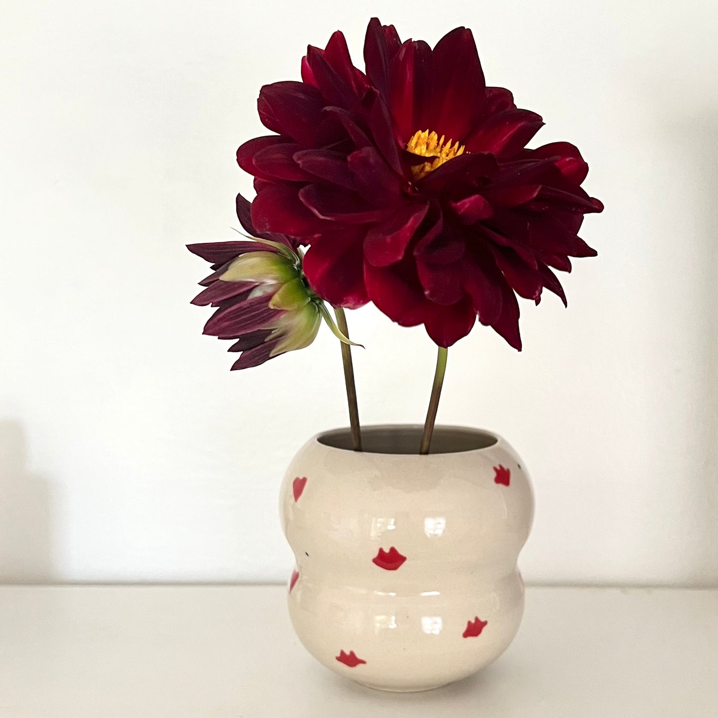 Håndlavet vase med de fineste røde hjerter og kyssemunde