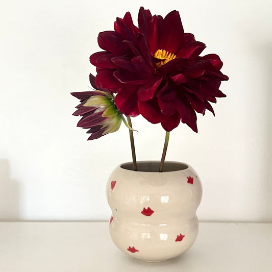 Håndlavet vase med de fineste røde hjerter og kyssemunde