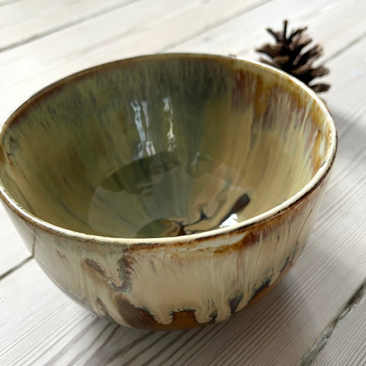 Salatskålen der passer til den naturlige og rustikke borddækning. De brune nuancer og løbeglasuren giver en helt ny madoplevelse.