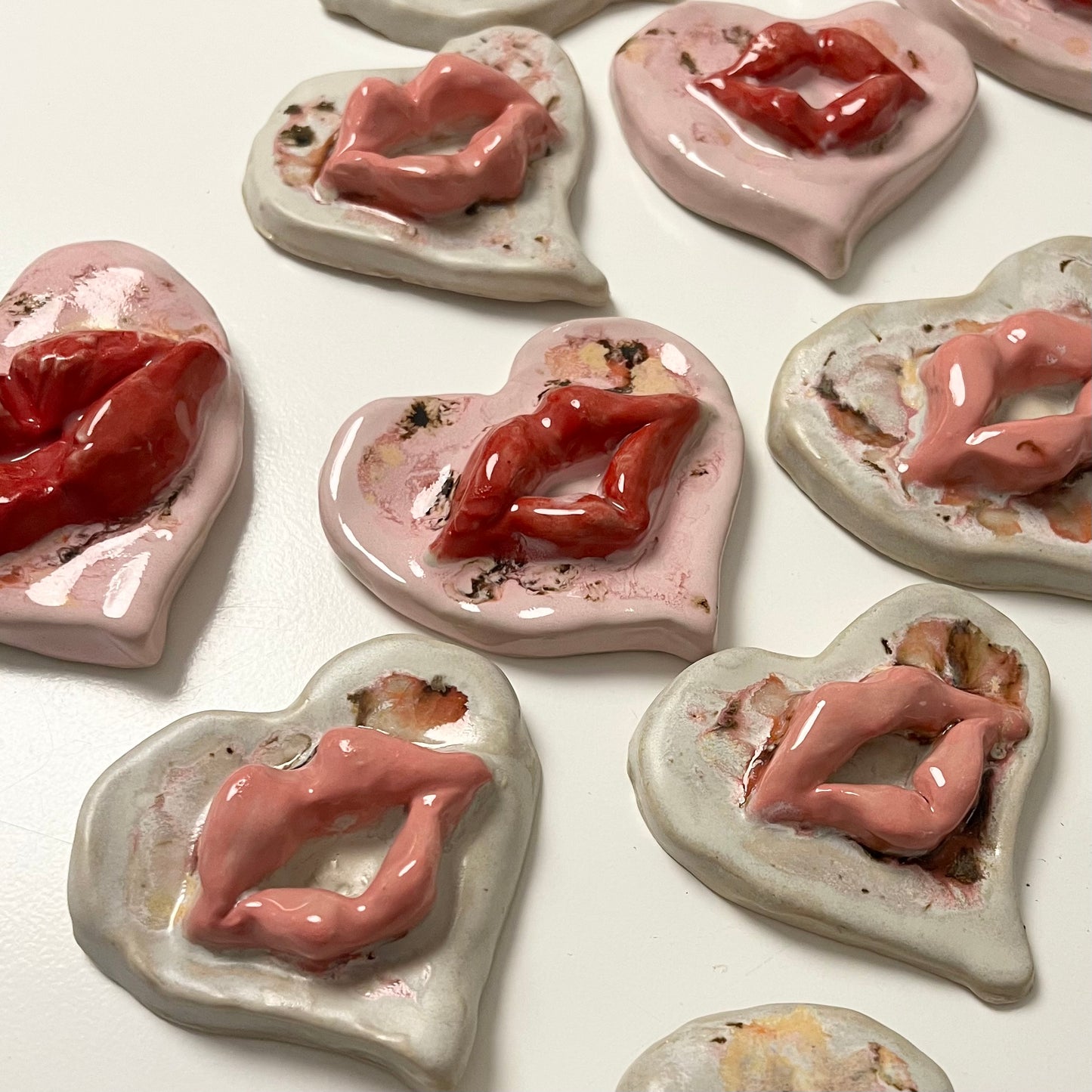 Kaalund Keramik -
Hjerteophæng med kyssemund