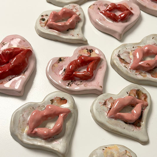 Kaalund Keramik -
Hjerteophæng med kyssemund