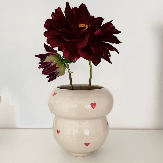 Dekorativ vase med røde hjerter