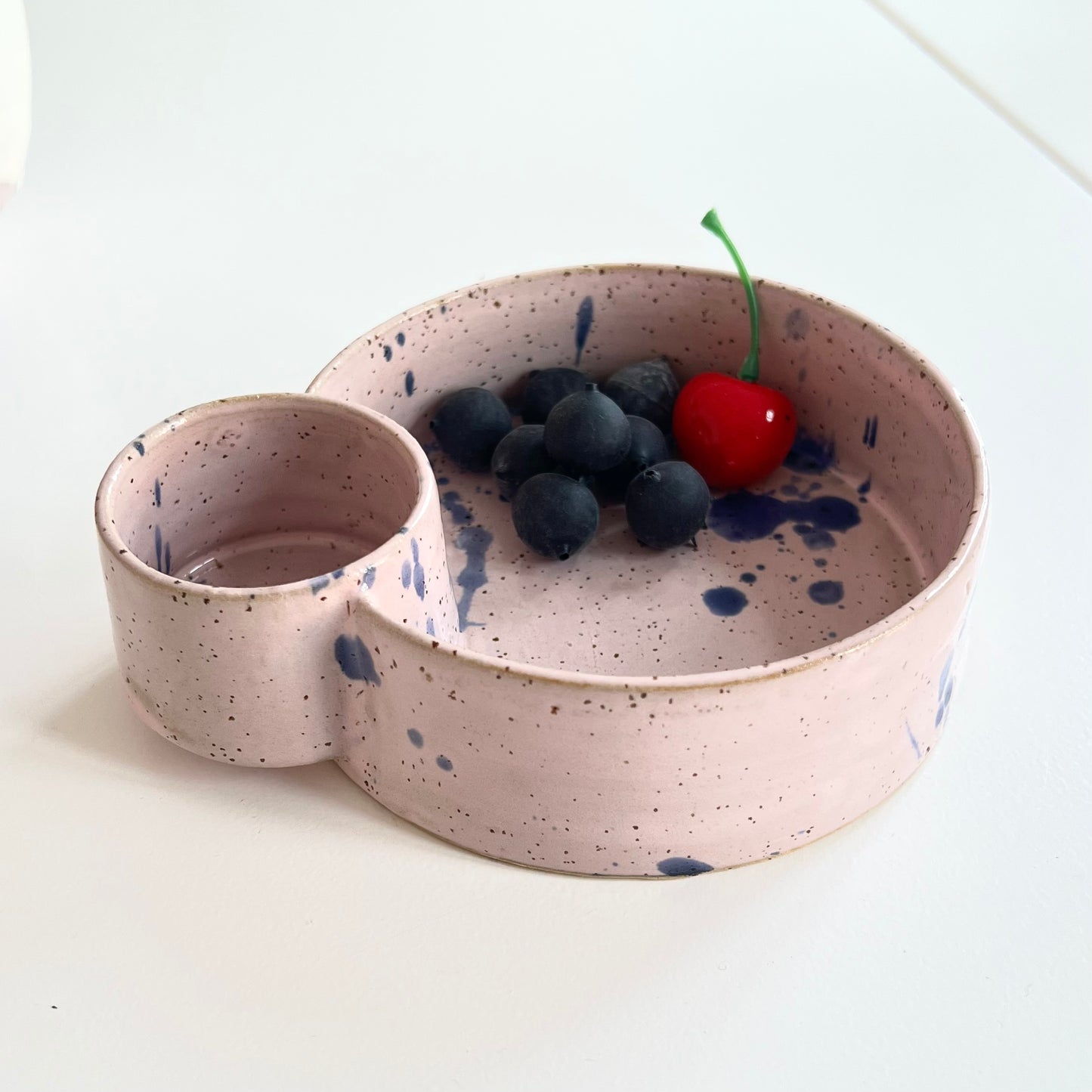 To-i-en skål i lyserød med blå splash-effekt