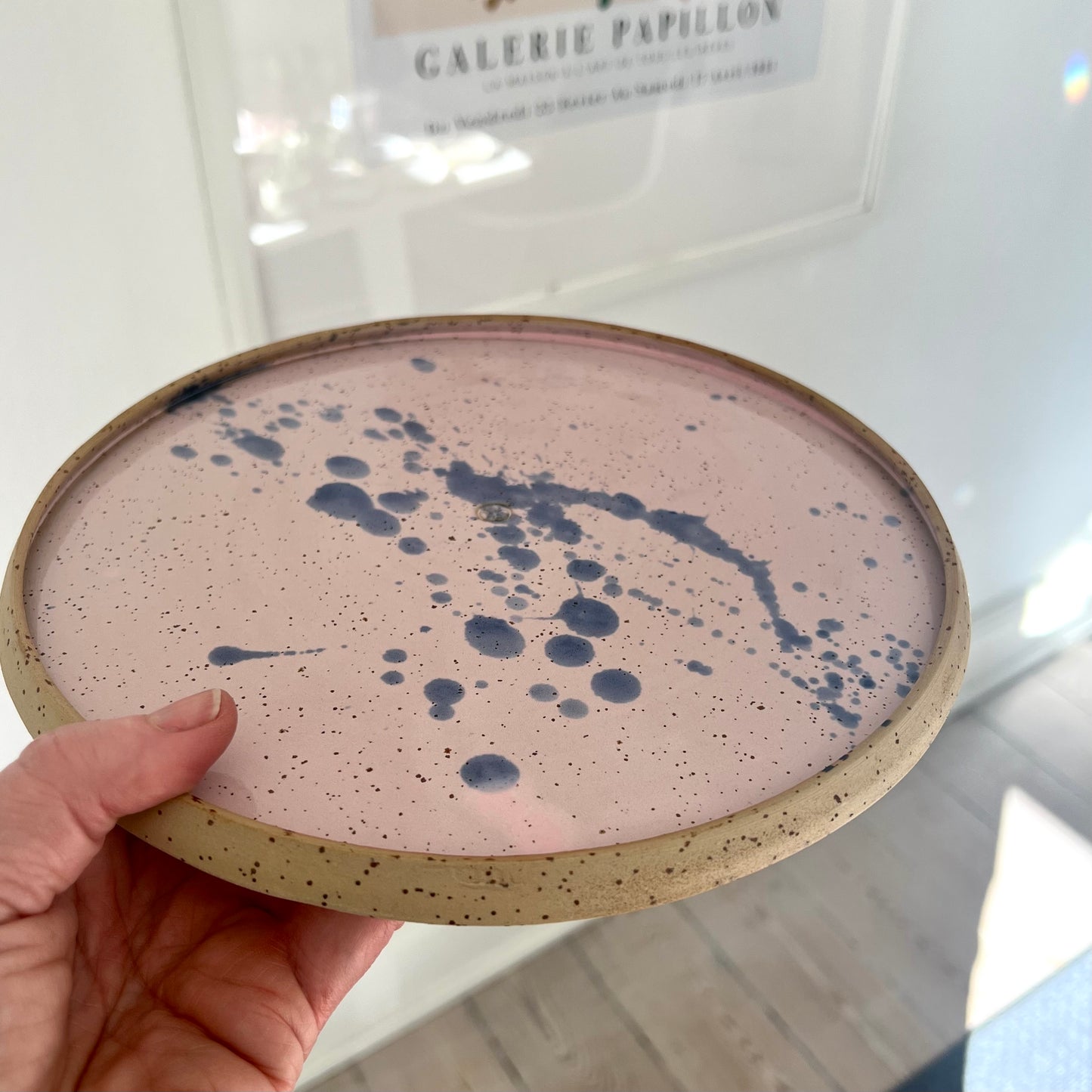 Fad/tallerken med lyserød glasering med blå splasheffekt. Anret din yndlingsret på denne visuelle tallerken.