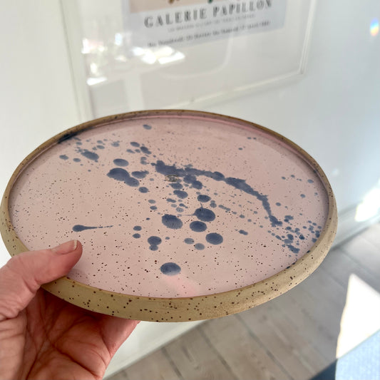 Fad/tallerken med lyserød glasering med blå splasheffekt. Anret din yndlingsret på denne visuelle tallerken.