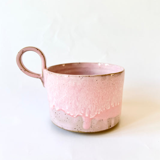 Koppen er drejet og glaseret i lyserød glasur. Ligger godt i hånden.