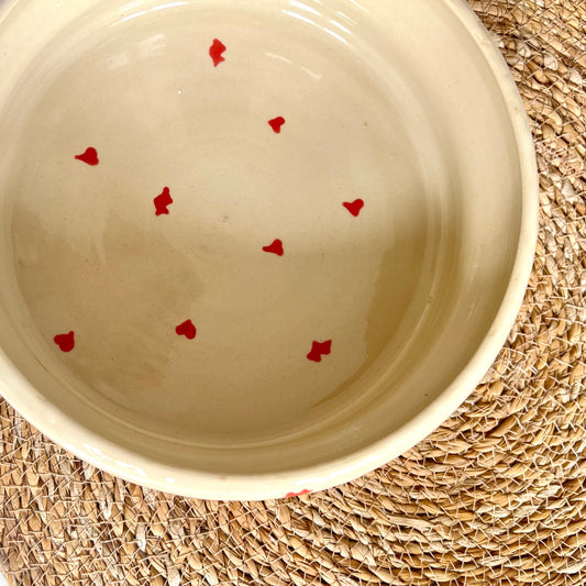 Enkel og funktionel skål til fx salater med røde hjerter og kyssemunde