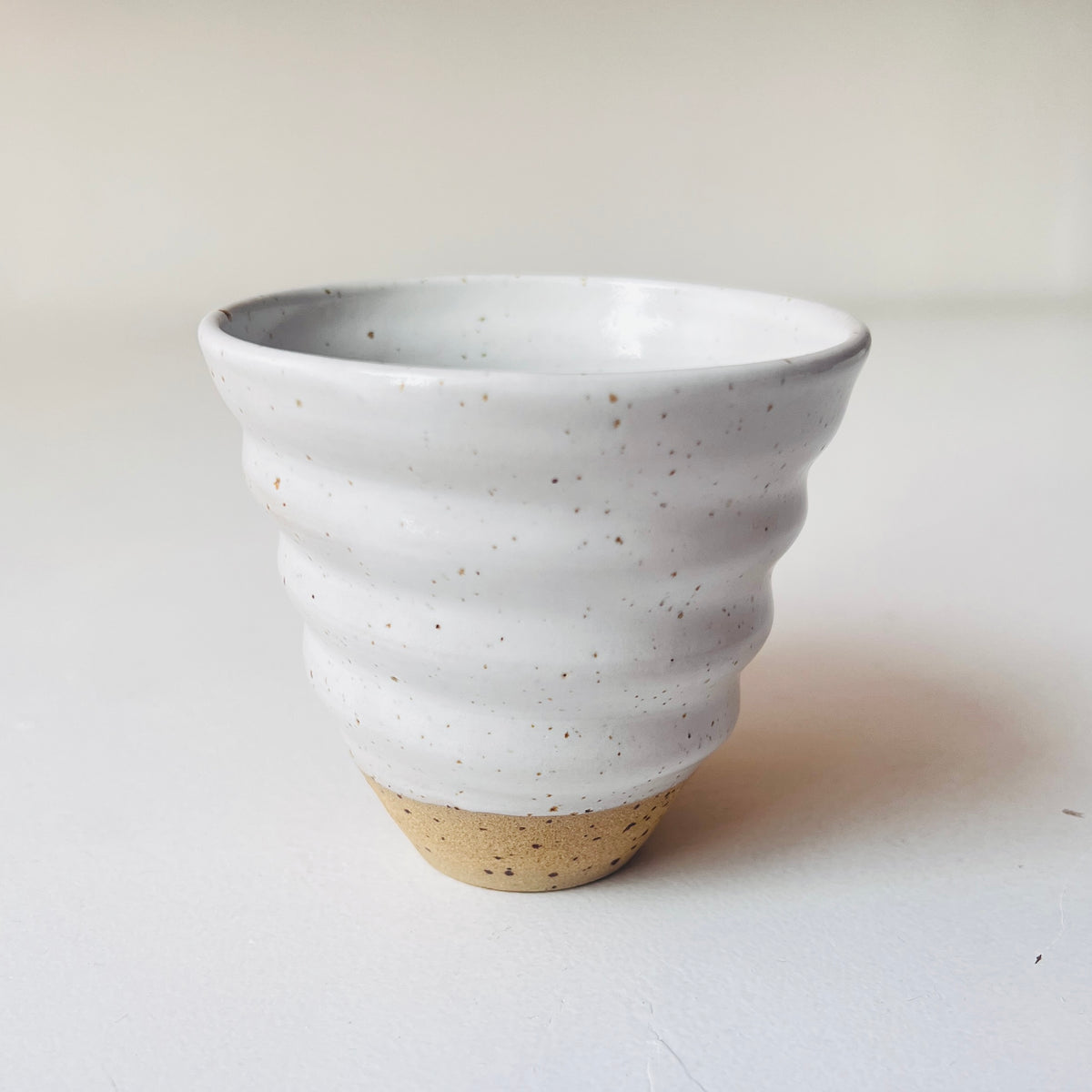 Håndlavet keramik swirlkrus | One White| Kaalund Keramik