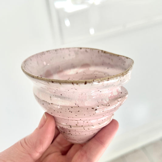 Kande i håndlavet keramik. Brug den til fløde, mælk eller soyadrik. Unik i design og lavet i lava ler og i lyserød glasering med flux effekt.