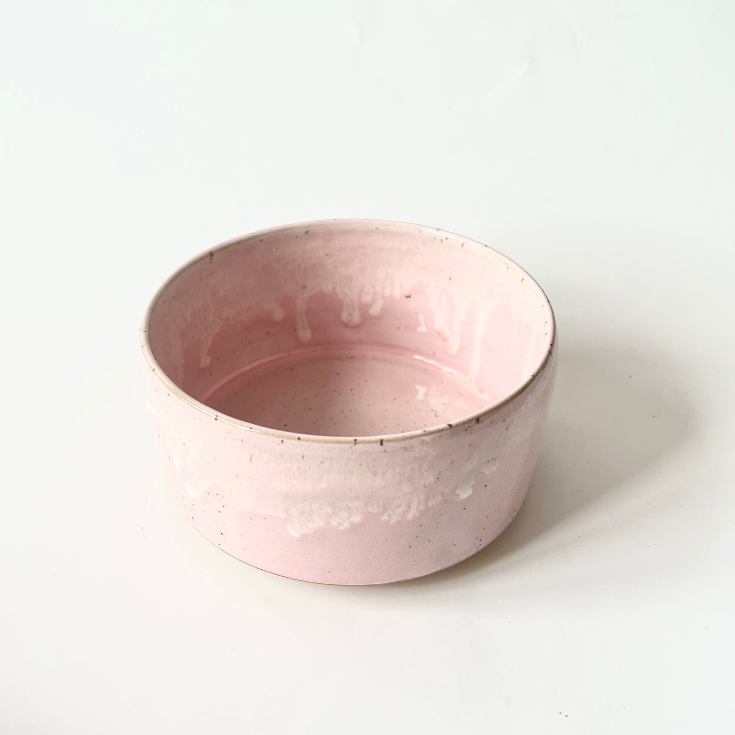 Den lyserøde glasering gør den feminin og let i udtrykket