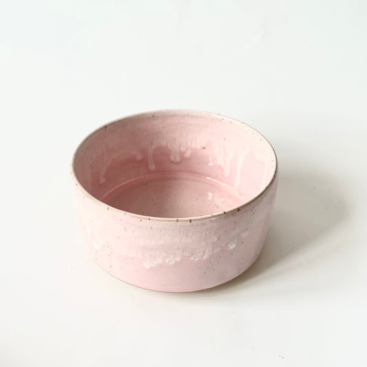 Den lyserøde glasering gør den feminin og let i udtrykket