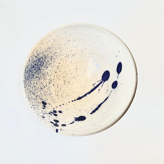 Blå glasureffekt ligger helt kunstnerisk og smukt i skålens inderside.