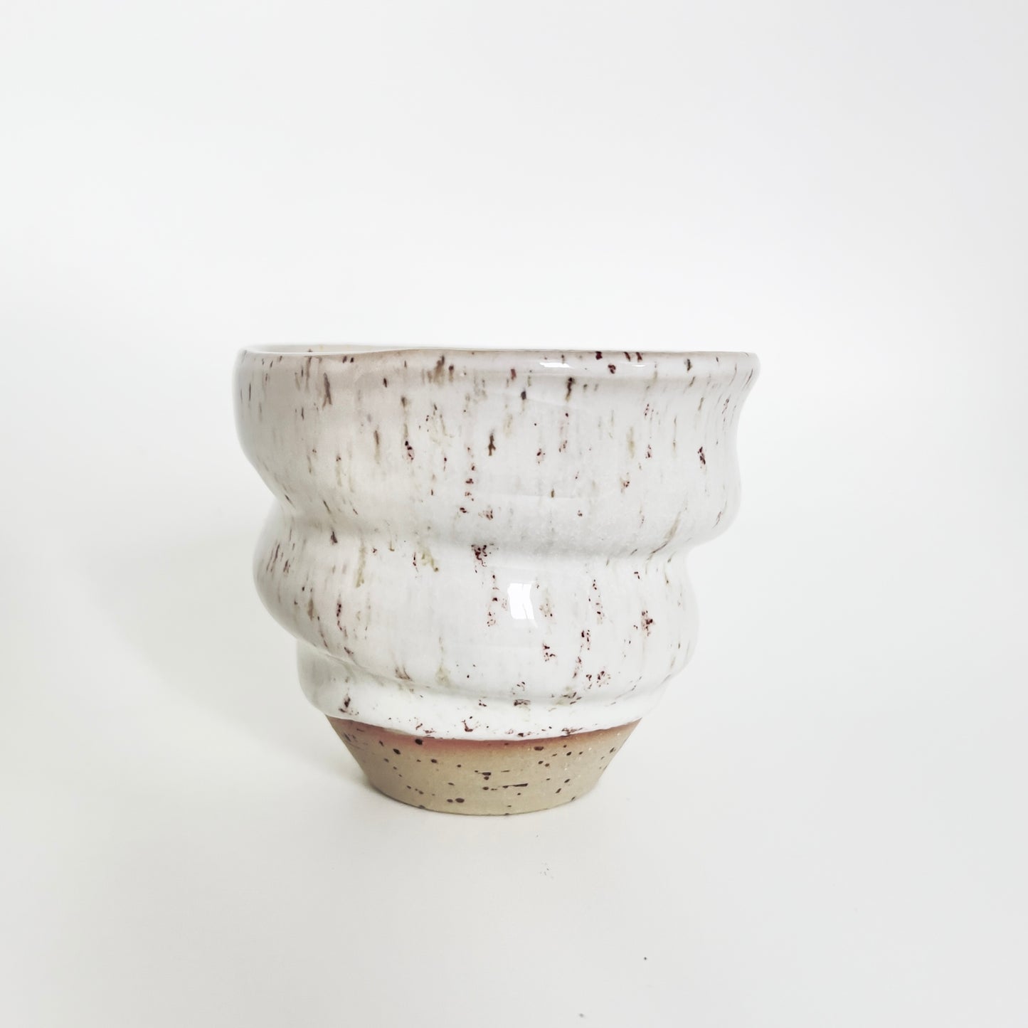 Håndlavet keramik swirlkrus | White | Kaalund Keramik