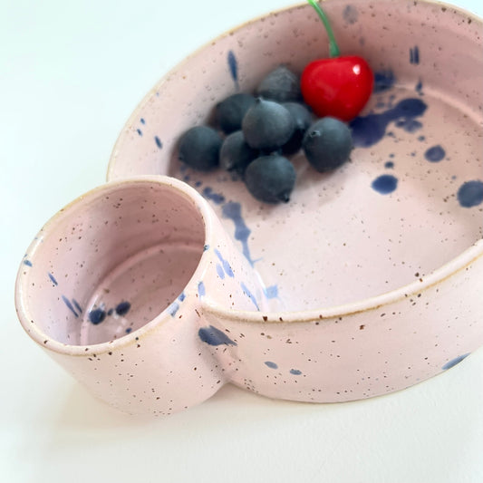 Skål til fx tapas, frugt eller snacks med ekstra rum til dip