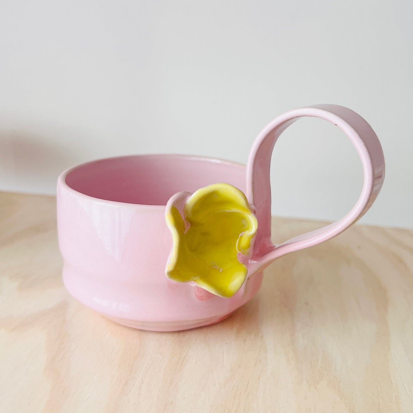 Håndlavet keramik | Kop | Flower Joy Yellow | Kaalund Keramik