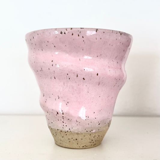 Swiwl krus ‘Ella’ i den lækre lyserøde farve - unik og perfekt til kophylden