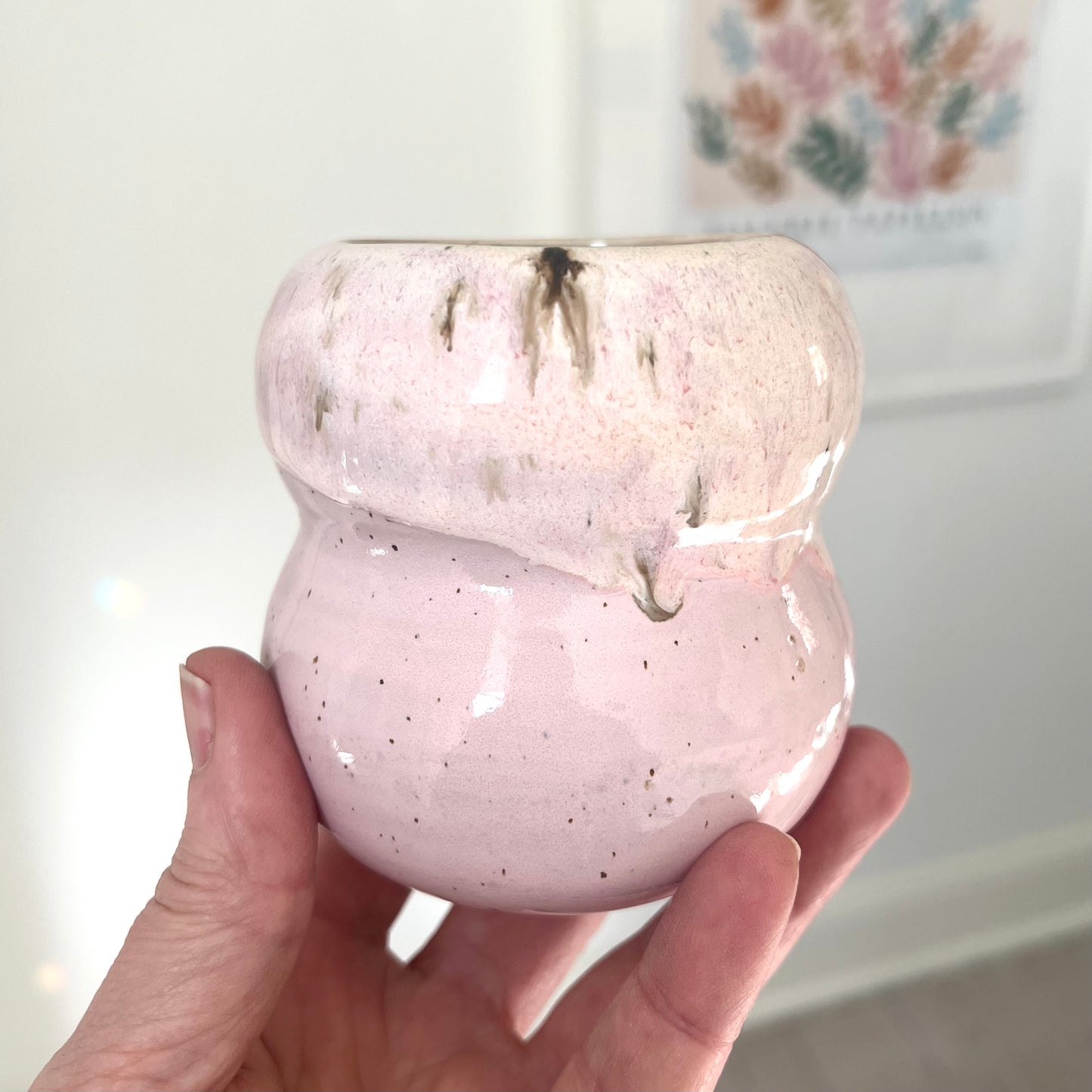 Fin lyserød vase med effekt i glaseringen. Passer til dig der sætter pris på unik boligindretning.