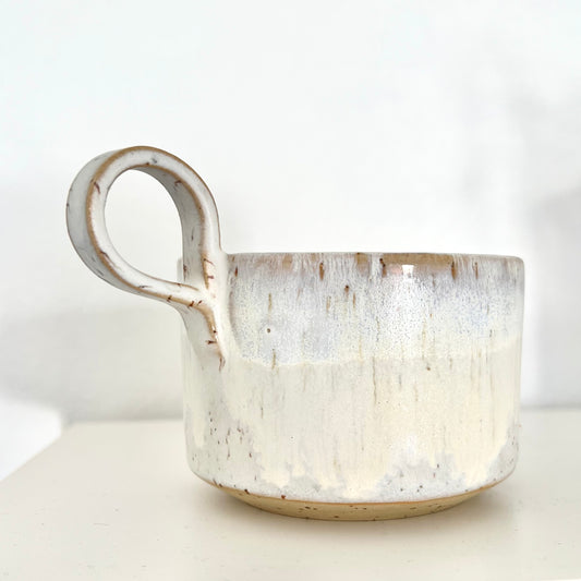 Indret dit hjem med denne skønne beige kop med flot hank