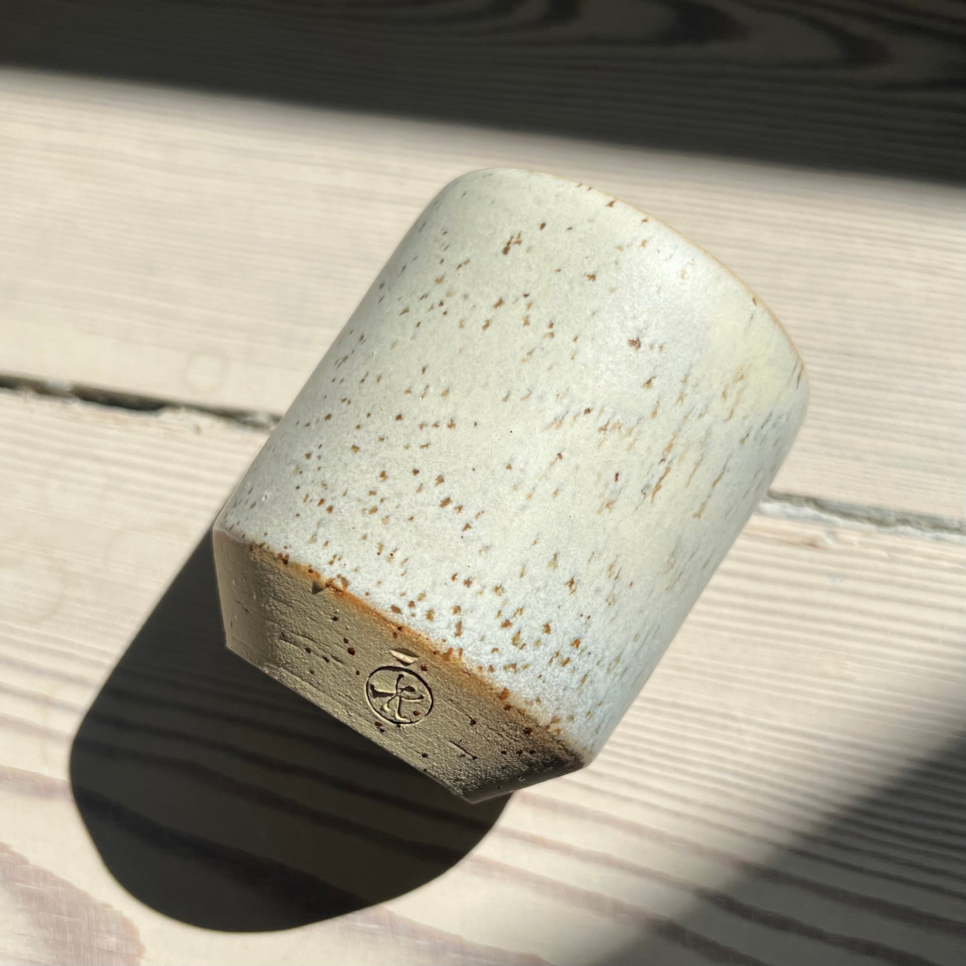 Cortado kruset er enkelt og stramt i sit udtryk. Passer perfekt i nordisk indretning.
