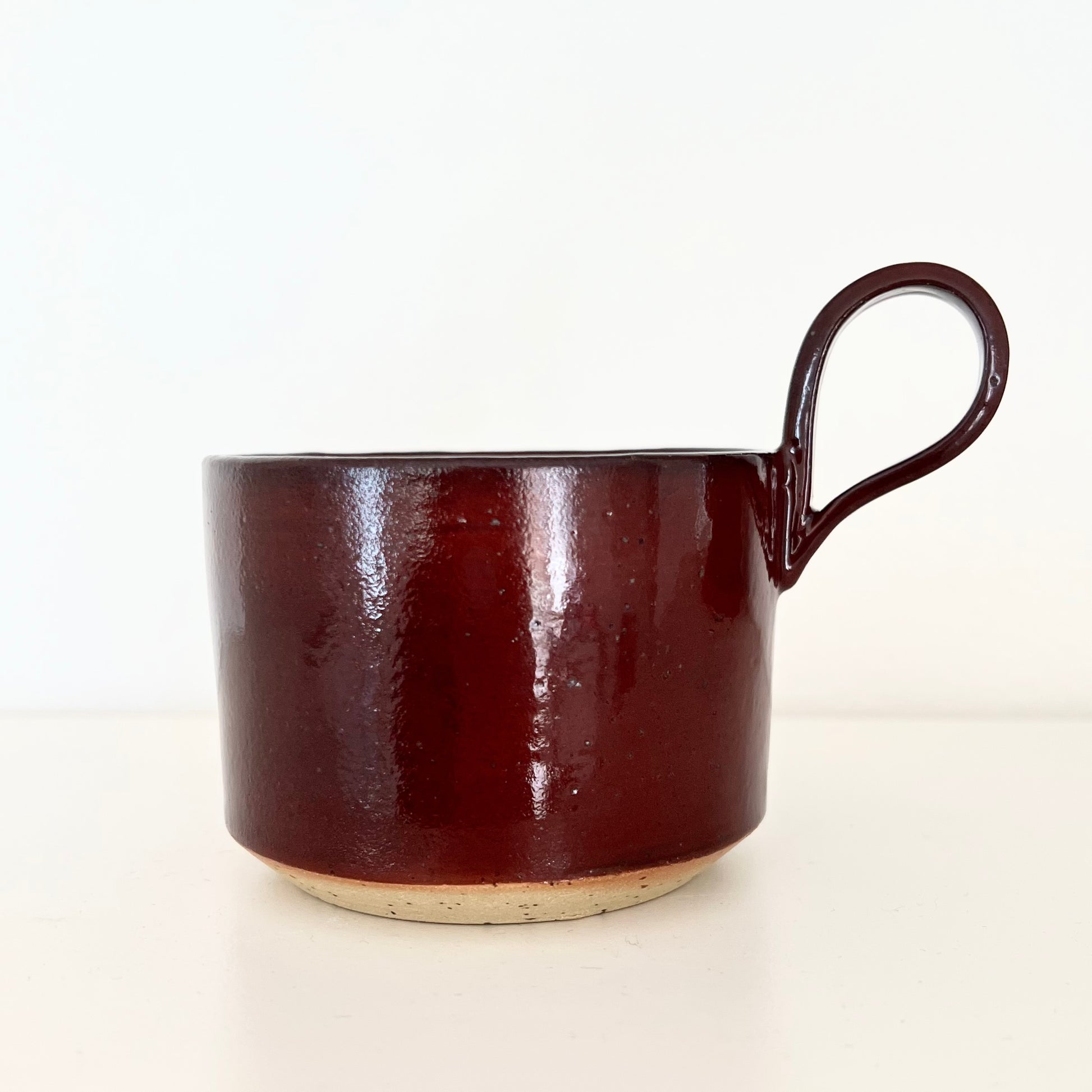 Stilfuldt design af kop i efterårets farve burgundy 