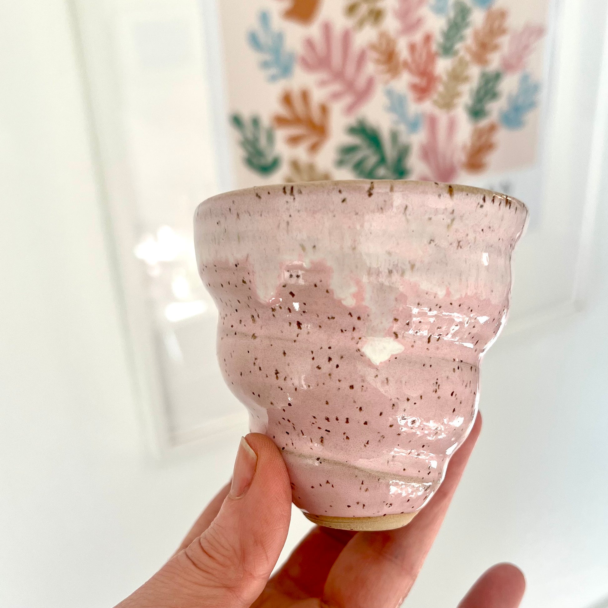 Krus i spiralform med lyserød glasering med løbeeffekt i kanten. Perfekt gave til dig selv eller din bedste ven/veninde.