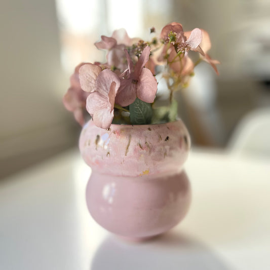 Vase i lyserød, med et smukt spil i glasuren. Brug den til sæsonens buketter.