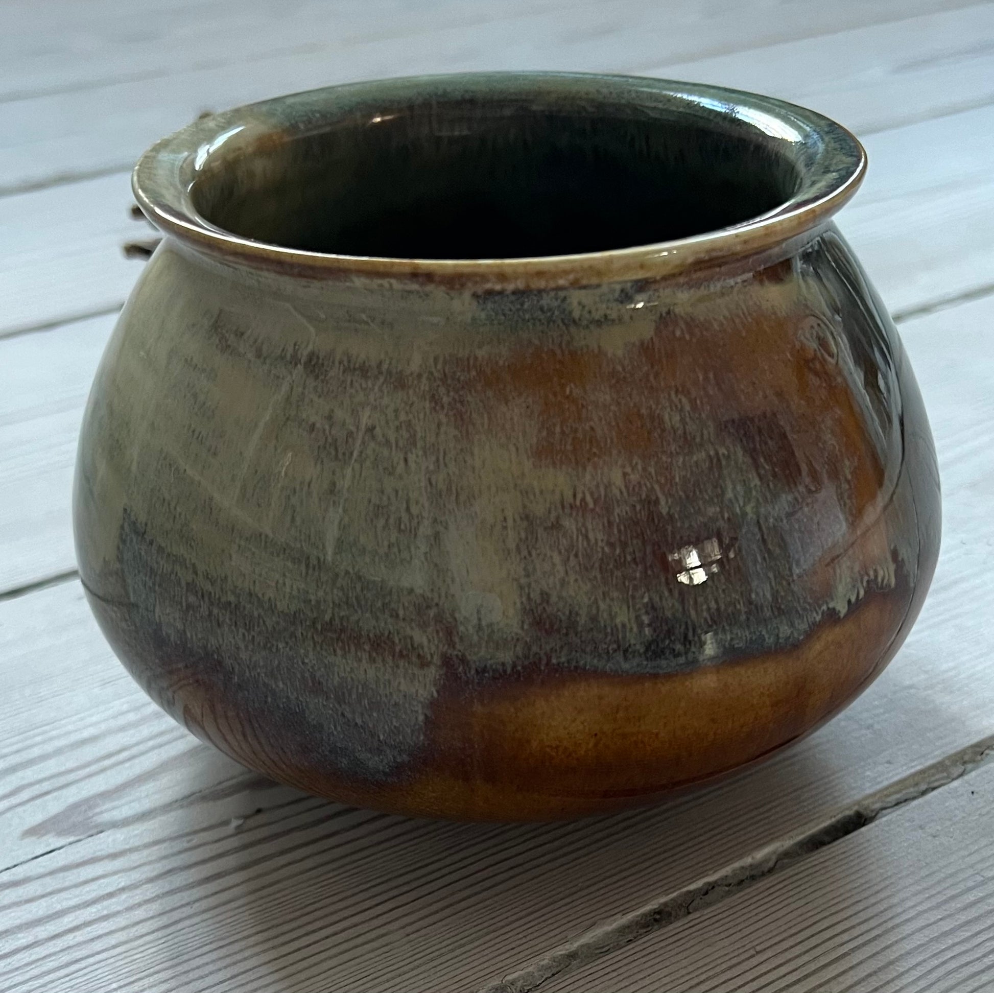 Smuk vase i den dybeste og flotteste glasering med noter af grøn og brun 