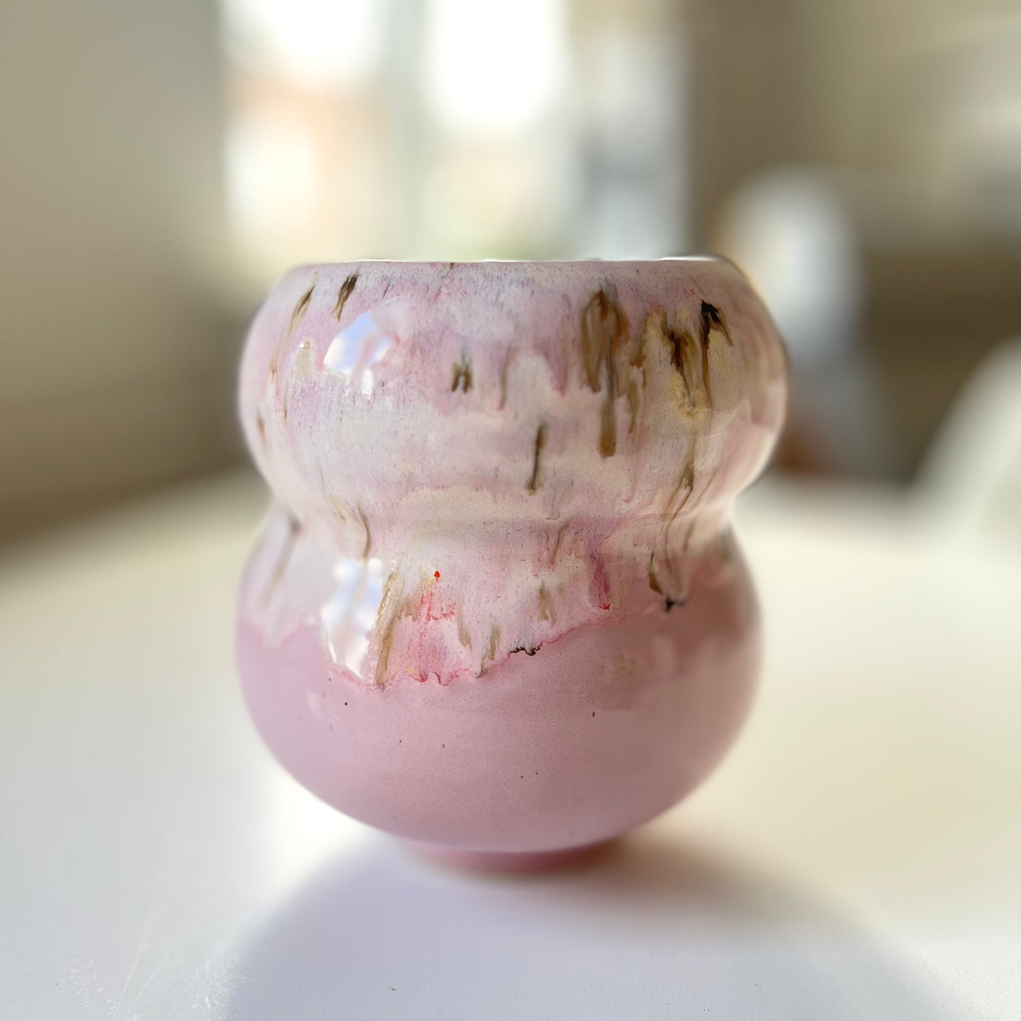 Vase i lyserød, med et smukt spil i glasuren. Brug den til sæsonens buketter.