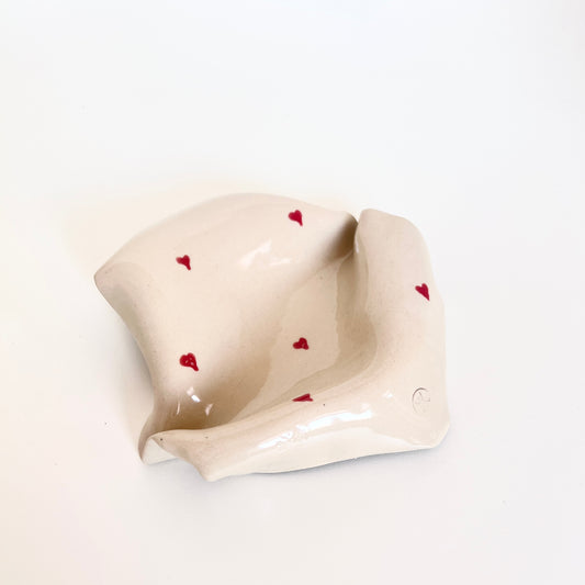 Smukt fad med røde hjerter perfekt til tapas 