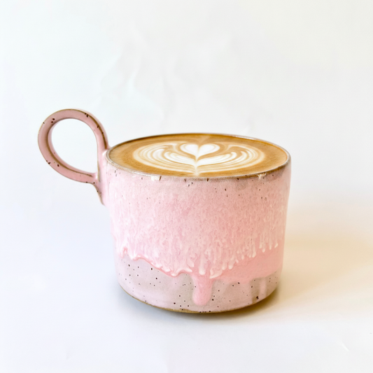 AI image - Koppen er drejet og glaseret i lyserød glasur. Perfekt til din café latte. 