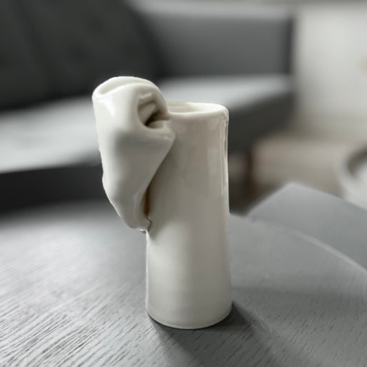 Kunstnerisk vase i det hvideste porcelæn. 