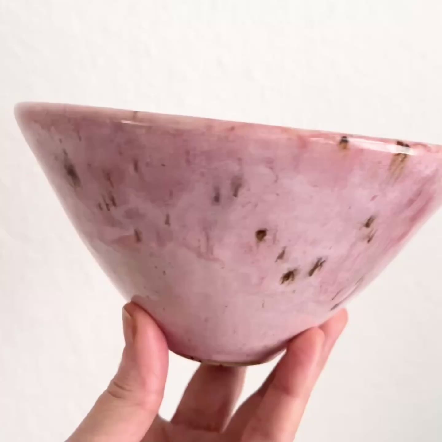 Lyserød skål med smuk glasering